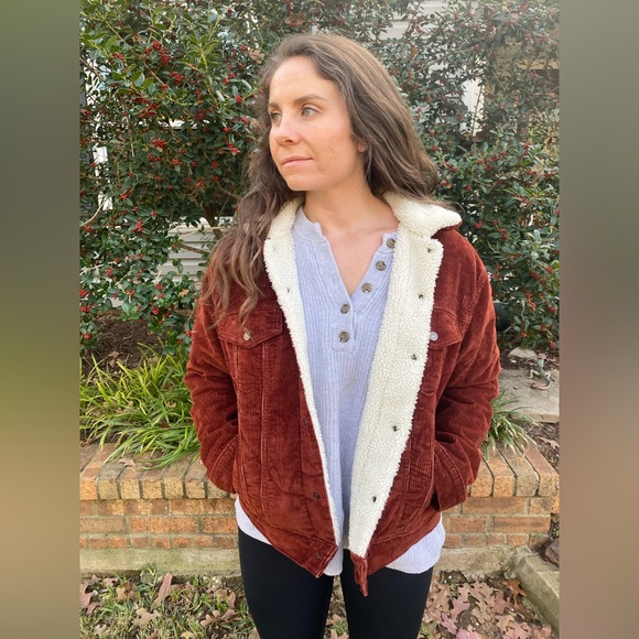 Never worn Levi’s Ex-Boyfriend Trucker Jacket. Rust corduroy faux fur lining. - Picture 2 of 4